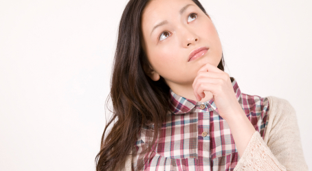 考える女性