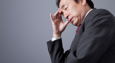 悩んでいる男性